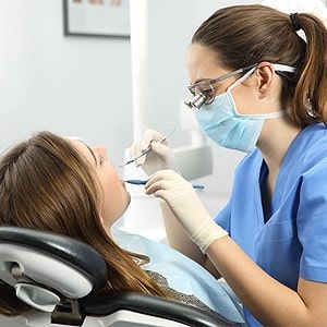 مراجعه به پزشک برای درمان پرودنتیت