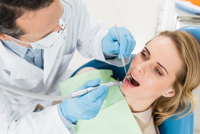چه زمانی به دندانپزشک مراجعه کنیم؟