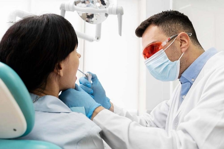 چه زمانی باید به دندانپزشک برای بستن فاصله بین دندان‌ها مراجعه کرد؟